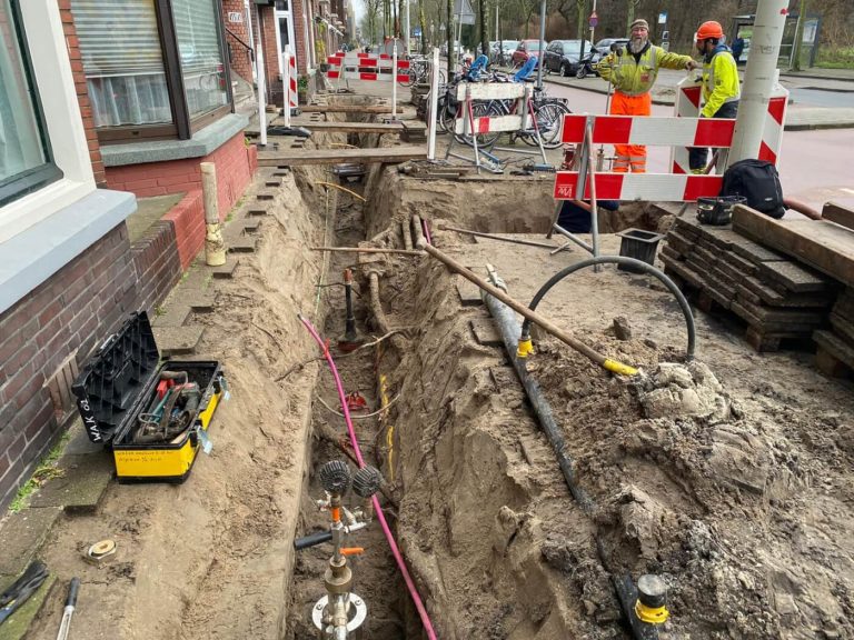 Sleuven zuigen in Den Haag t.b.v. waterleidingen