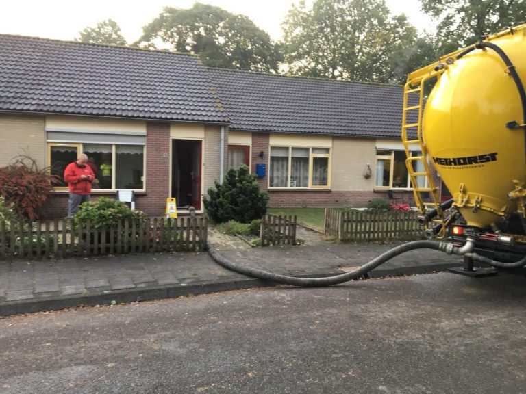 Kelder dichtblazen met zand om instorten te voorkomen