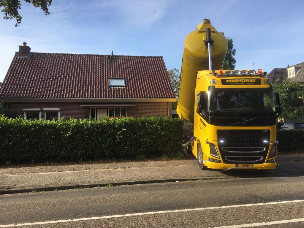 Terras laten ophogen met behulp van zandspuiten