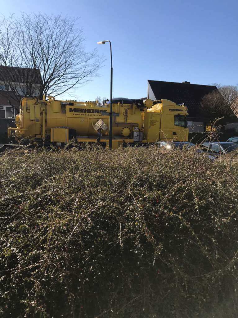 Asbesthoudend zand zuigen uit kruipruimte