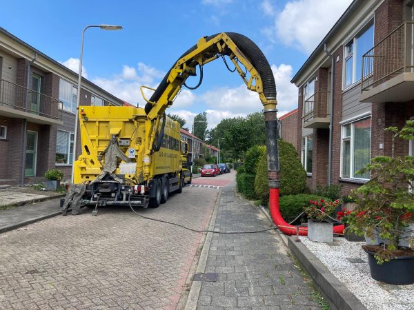 Vochtig zand in de kruipruimte